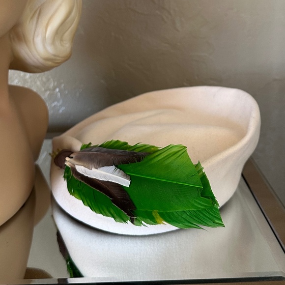 PLAYFUL 1960's IVORY FELT BERET WITH GREEN/BROWN FEATHERS - Picture 13 of 15